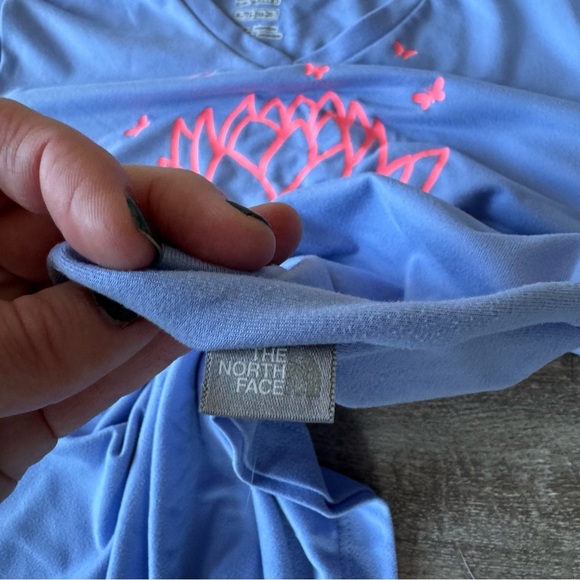 The North Face Water Lilly Graphic Soft V-Neck Tee Shirt - Picture 5 of 8